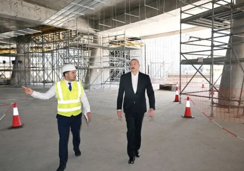 İlham Əliyev Bakıda Zəfər parkında aparılan tikinti işləri ilə tanış olub