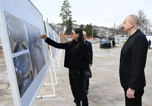 Prezident İlham Əliyev və birinci xanım Mehriban Əliyeva Şuşa məscidində aparılan tikinti işləri ilə tanış olublar.