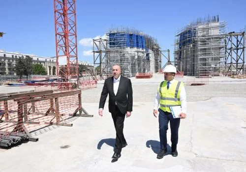 İlham Əliyev Bakıda Zəfər parkında aparılan tikinti işləri ilə tanış olub