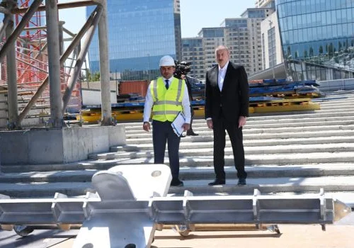 İlham Əliyev Bakıda Zəfər parkında aparılan tikinti işləri ilə tanış olub