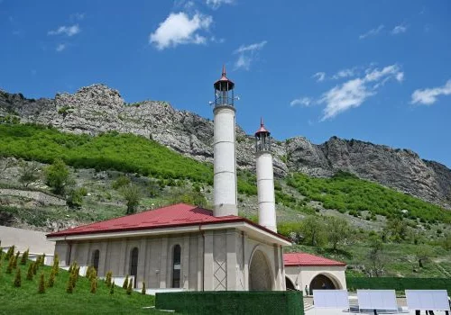 Prezident İlham Əliyev və birinci xanım Mehriban Əliyeva Şuşa rayonunun Daşaltı kənd məscidinin a&ccedil;ılışında iştirak ediblər